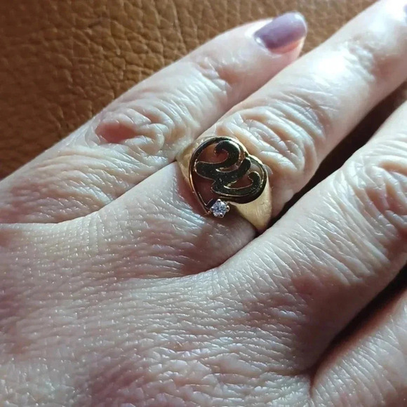 💙🌹Gold-plated letter "W" ring. yellow with faux diamond - Picture 3 of 11